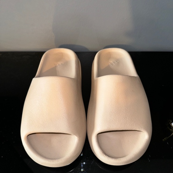 Authentic Yeezy Slides - Picture 2 of 4